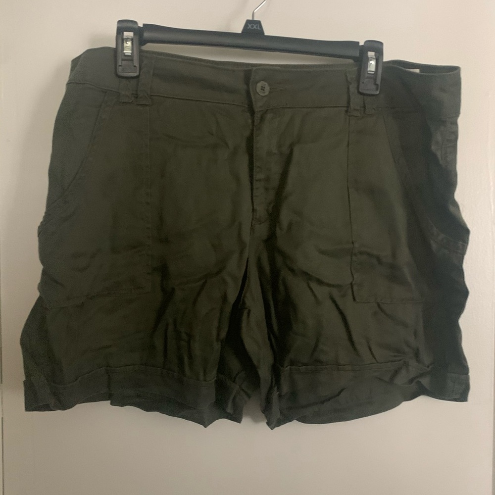Lee jeans cargo style mid rise shorts size:18